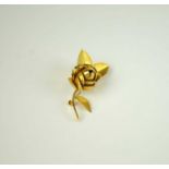 An 18ct yellow gold flower brooch