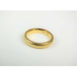 An18ct yellow gold wedding band