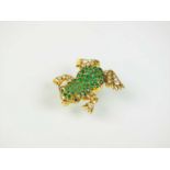 An 18ct gold emerald and diamond frog brooch