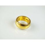 A 22ct gold band