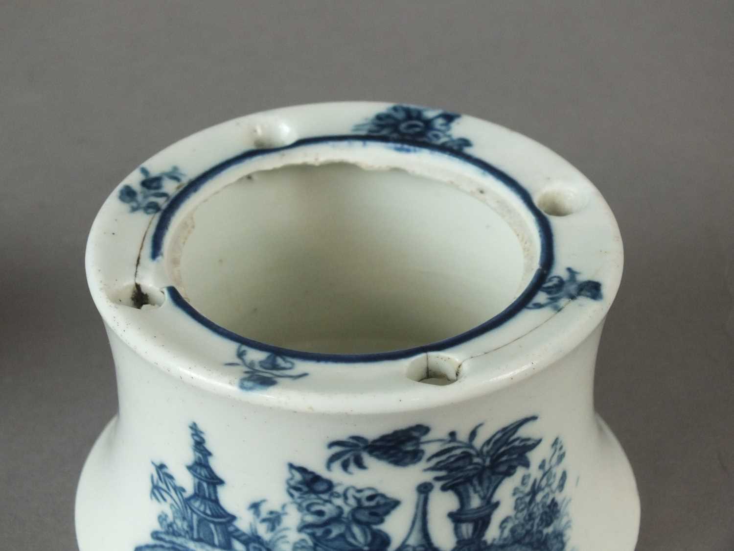 A rare Caughley 'Bell Toy' inkwell and liner, circa 1775-85 - Image 4 of 8