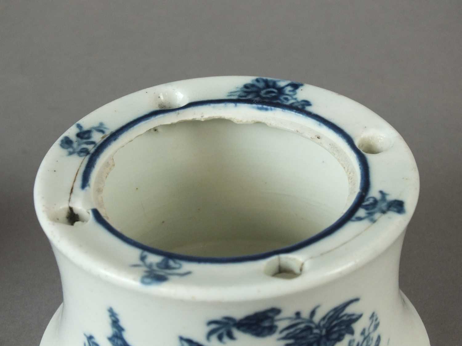 A rare Caughley 'Bell Toy' inkwell and liner, circa 1775-85 - Image 3 of 8