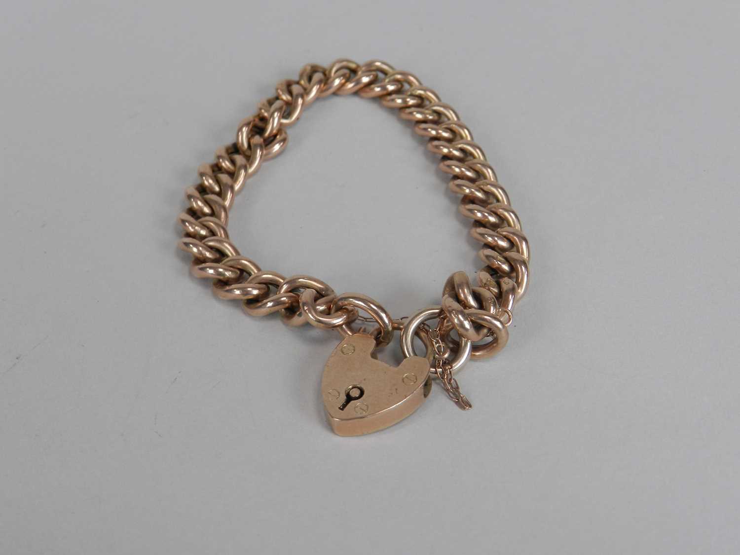 A yellow metal hollow curb link bracelet