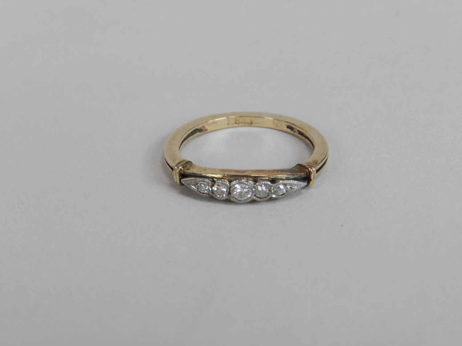 A graduated five stone diamond ring