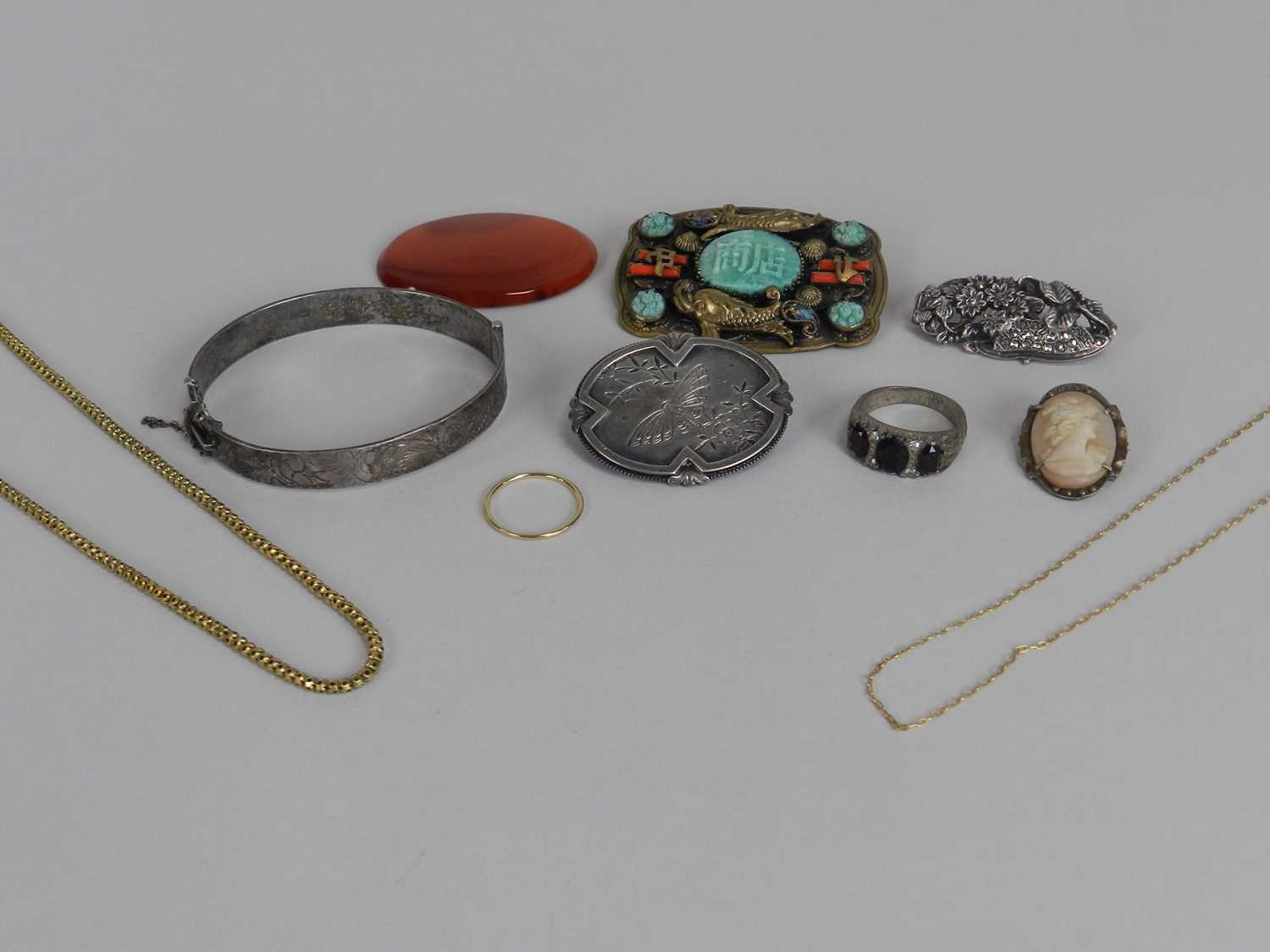 A small collection of jewellery