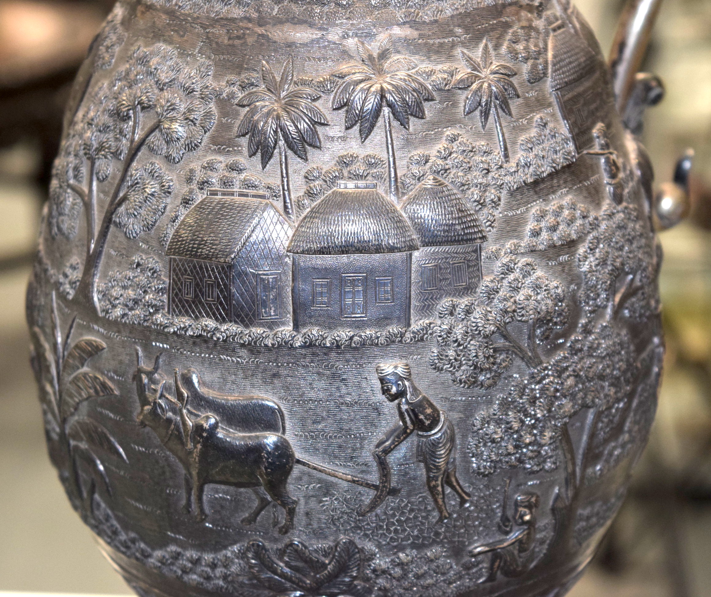 A MAJESTIC 19TH CENTURY NORTH WEST INDIAN SILVER PEDESTAL EWER possibly Bhuj & by Oomersi Mawji, of - Bild 10 aus 17