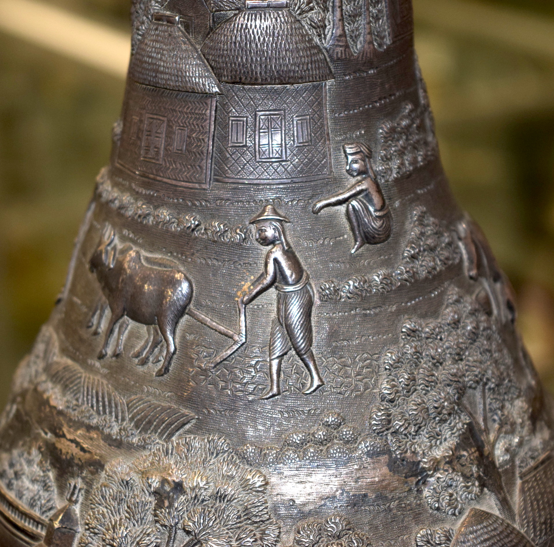 A MAJESTIC 19TH CENTURY NORTH WEST INDIAN SILVER PEDESTAL EWER possibly Bhuj & by Oomersi Mawji, of - Bild 8 aus 17