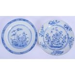 A PAIR OF EARLY 18TH CENTURY CHINESE EXPORT BLUE AND WHITE PLATES Yongzheng/Qianlong. 22 cm diameter