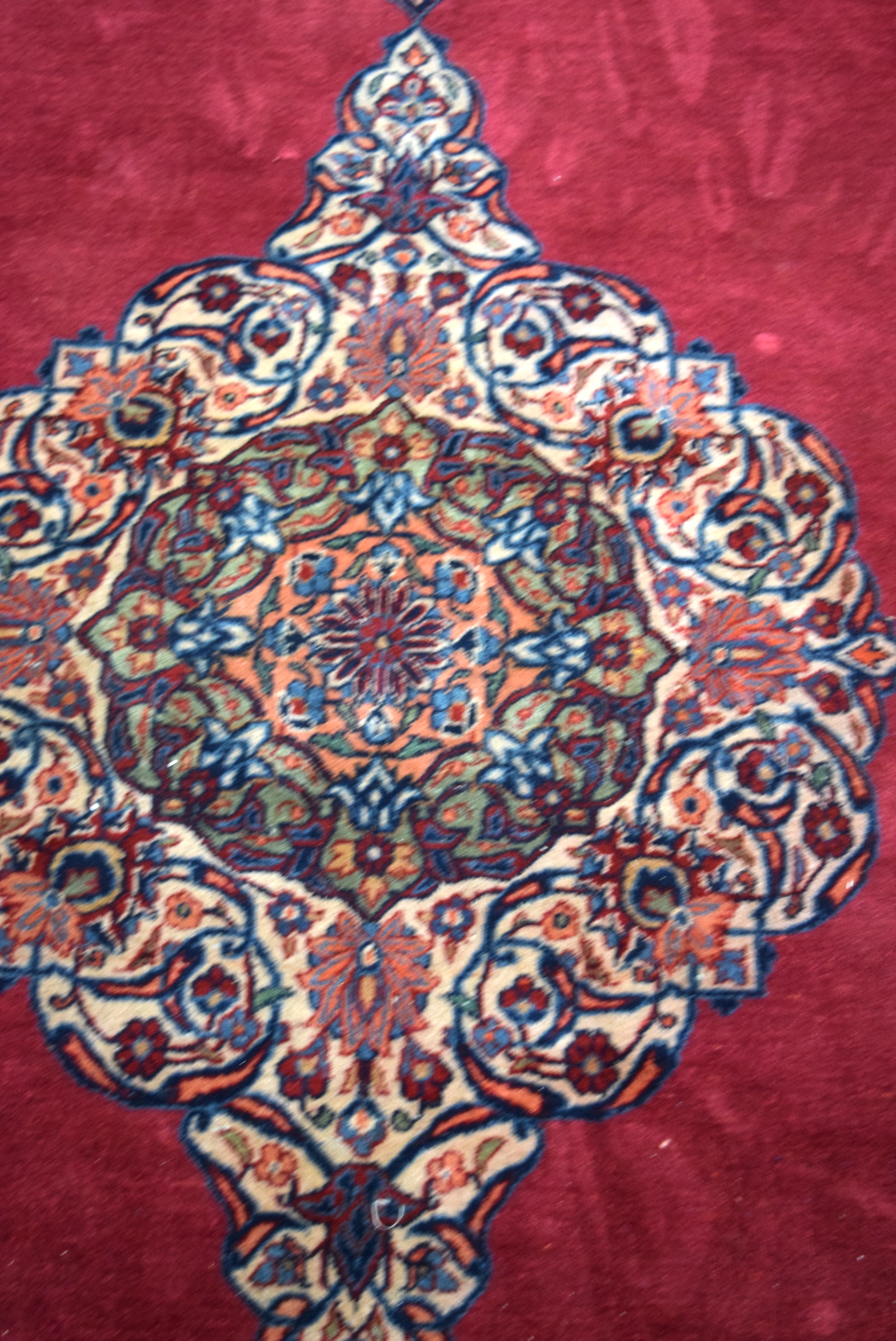 A LARGE RED GROUND PERSIAN RUG CARPET, decorated with extensive foliage. 328 cm x 218 cm. - Image 3 of 4