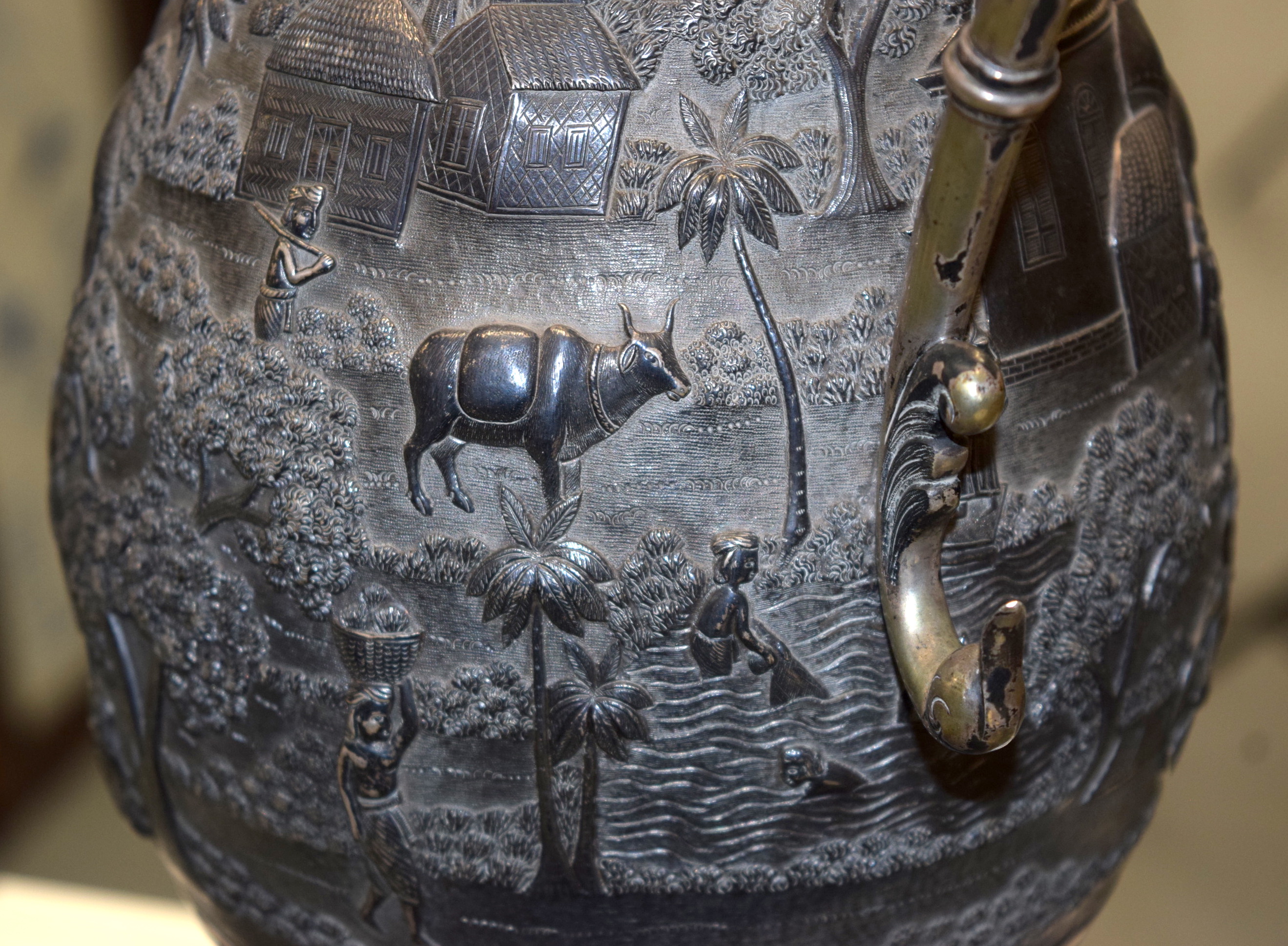 A MAJESTIC 19TH CENTURY NORTH WEST INDIAN SILVER PEDESTAL EWER possibly Bhuj & by Oomersi Mawji, of - Bild 16 aus 17