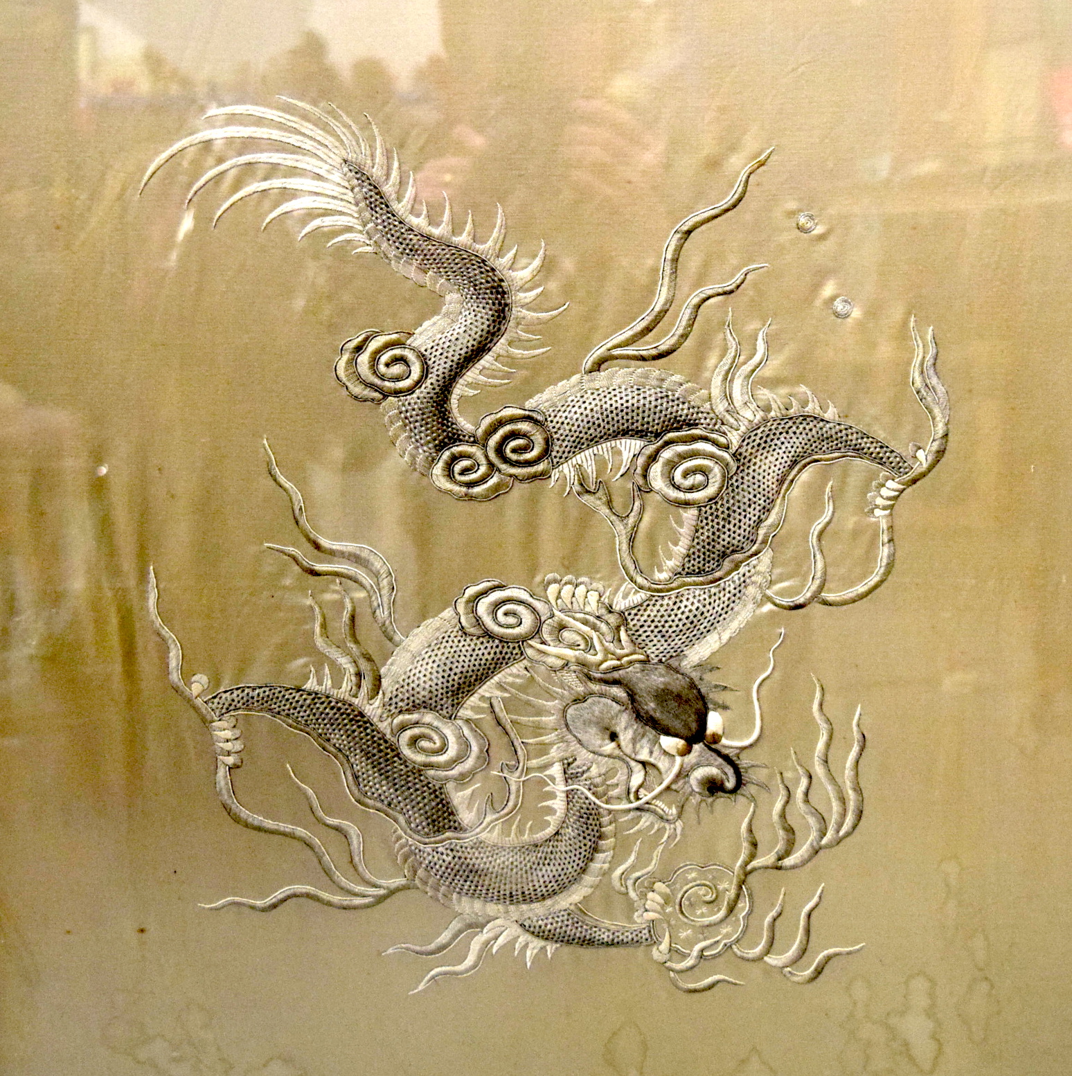 AN EARLY 20TH CENTURY CHINESE SILK EMBROIDERED SCREEN, depicting a dragon in pursuit of the flaming - Bild 2 aus 2