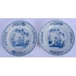 A NEAR PAIR OF EARLY 18TH CENTURY CHINESE EXPORT BLUE AND WHITE PLATES Yongzheng/Qianlong. 22 cm dia