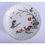 AN EARLY 18TH CENTURY CHINESE KAKIEMON FAMILLE VERTE FLUTED SAUCER C1720. 12 cm wide.