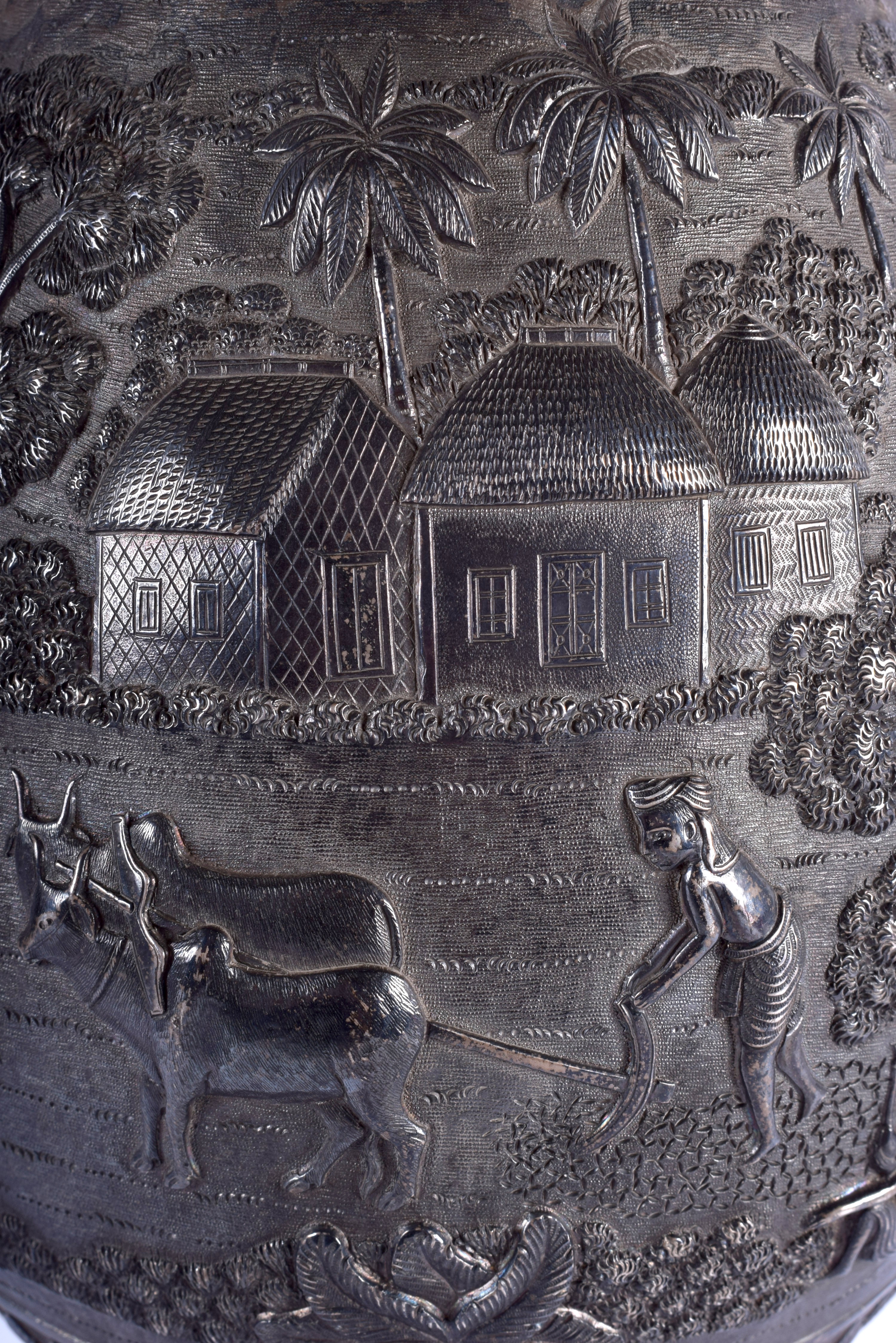 A MAJESTIC 19TH CENTURY NORTH WEST INDIAN SILVER PEDESTAL EWER possibly Bhuj & by Oomersi Mawji, of - Bild 5 aus 17