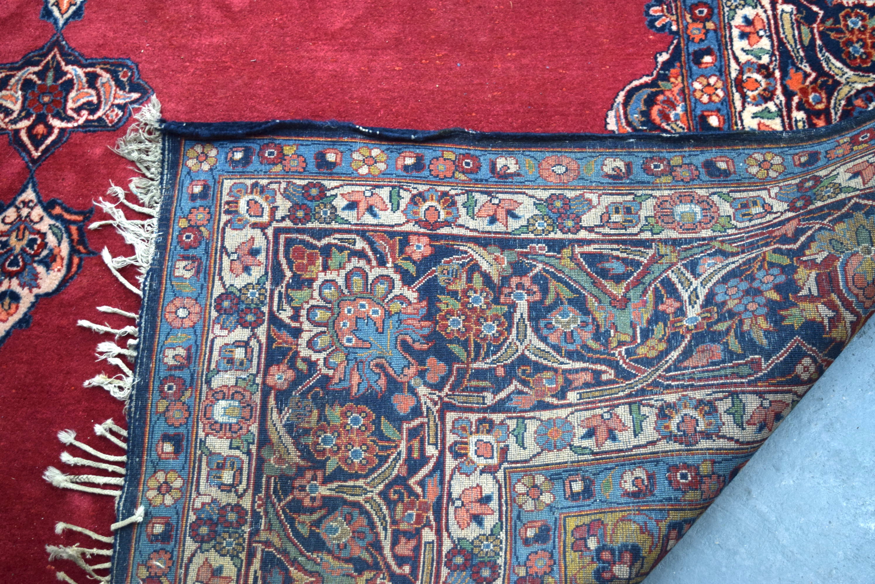 A LARGE RED GROUND PERSIAN RUG CARPET, decorated with extensive foliage. 328 cm x 218 cm. - Image 4 of 4