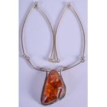 A SILVER AND AMBER NECKLACE Amber 5 cm x 3 cm.