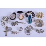 ASSORTED VINTAGE JEWELLERY. (qty)