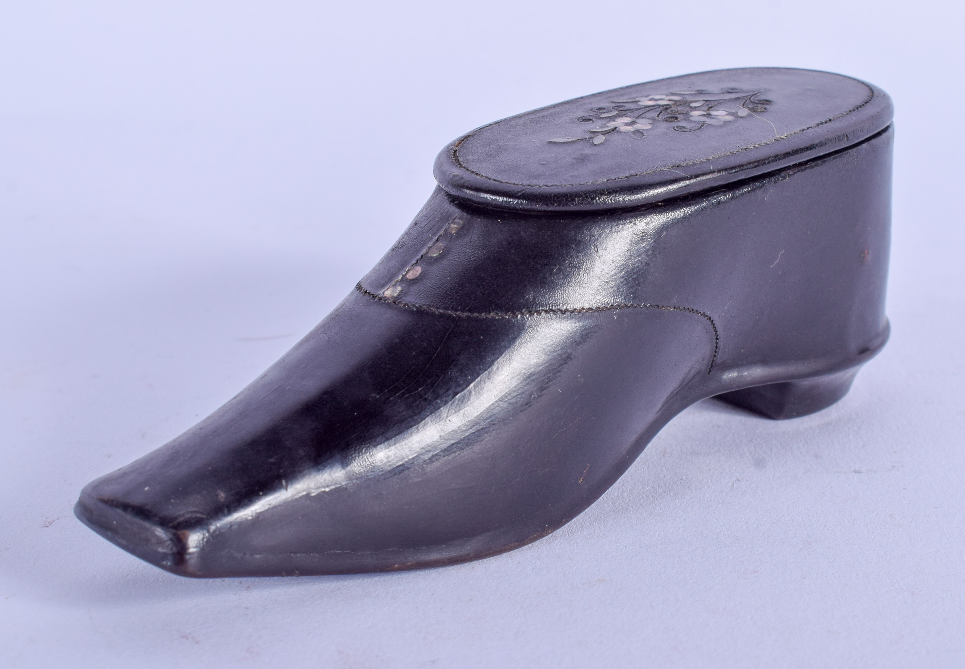 A VICTORIAN PAPER MACHE SHOE SNUFF BOX. 11 cm x 4 cm.