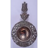 A 19TH CENTURY CONTINENTAL SILVER SUGAR TEA STRAINER. 11.5 cm long.