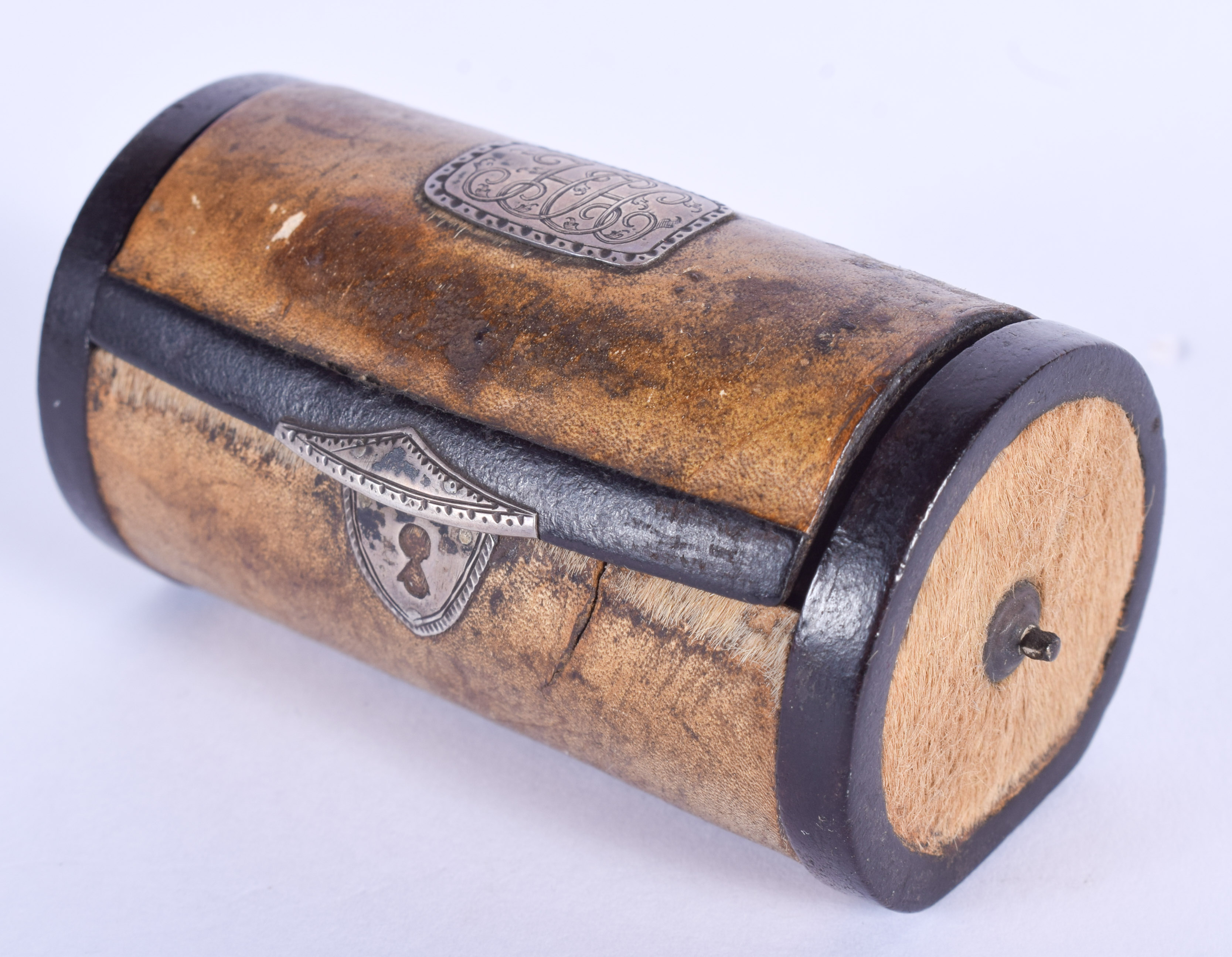 AN ANTIQUE ANIMAL HIDE SNUFF BOX. 6.5 cm x 3.5 cm.