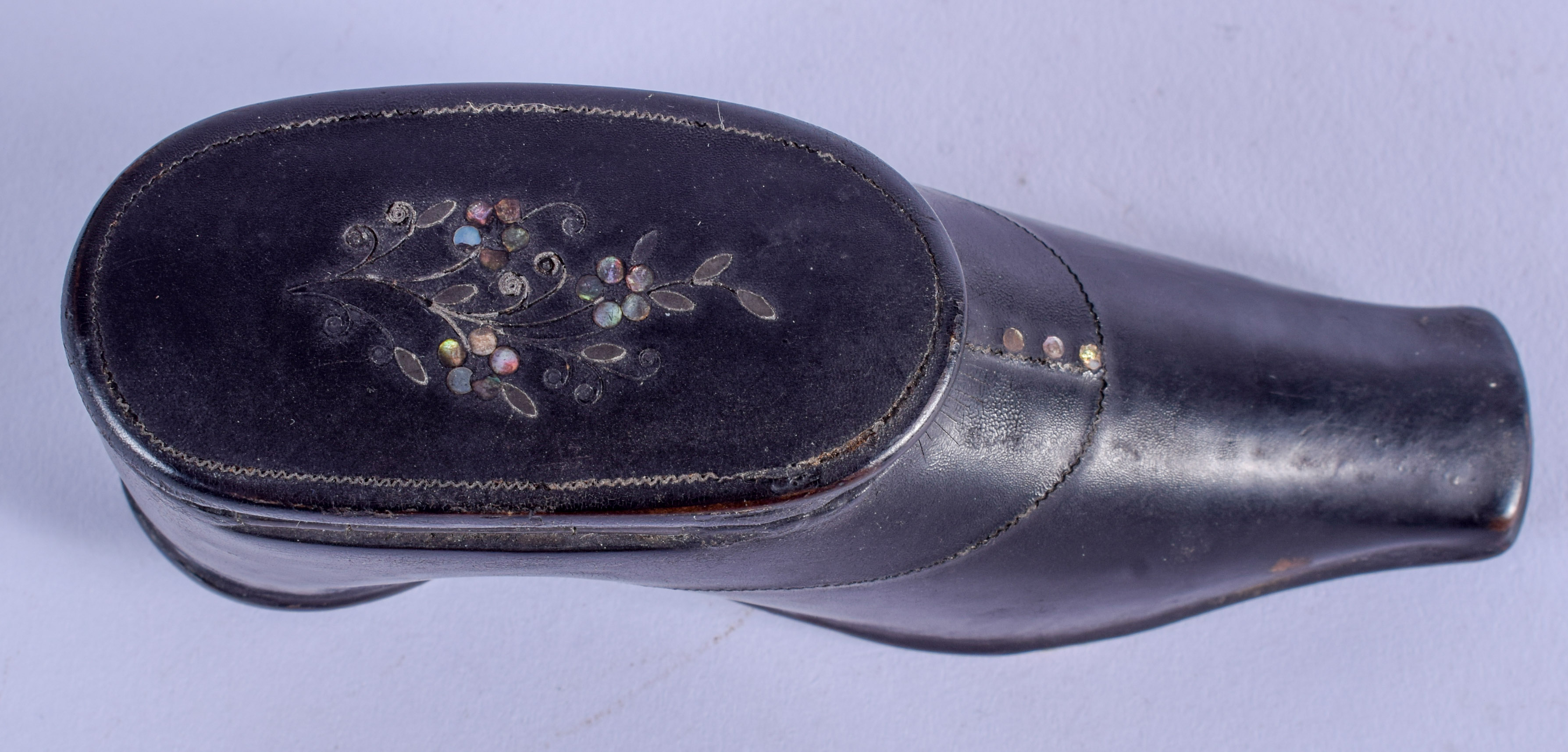 A VICTORIAN PAPER MACHE SHOE SNUFF BOX. 11 cm x 4 cm. - Image 3 of 4