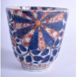 AN EARLY 18TH CENTURY CHINESE IMARI PORCELAIN BEAKER Kangxi. 7.5 cm high.