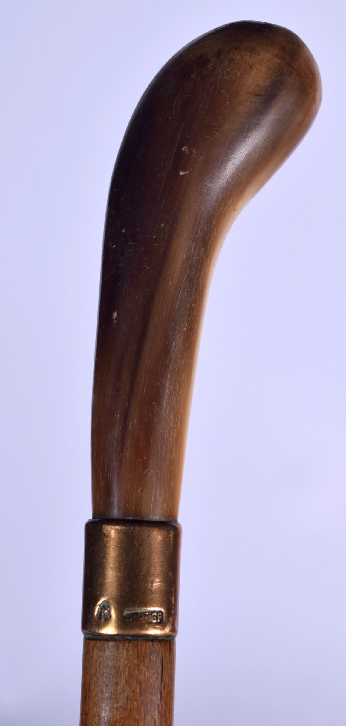 AN EARLY 20TH CENTURY BUFFALO HORN HANDLED WALKING STICK, formed with a 18ct gold plated collar . 8