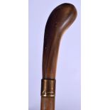 AN EARLY 20TH CENTURY BUFFALO HORN HANDLED WALKING STICK, formed with a 18ct gold plated collar . 8