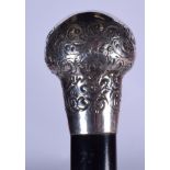 A SILVER TOP WALKING CANE, bearing London hallmarks. 90 cm long.