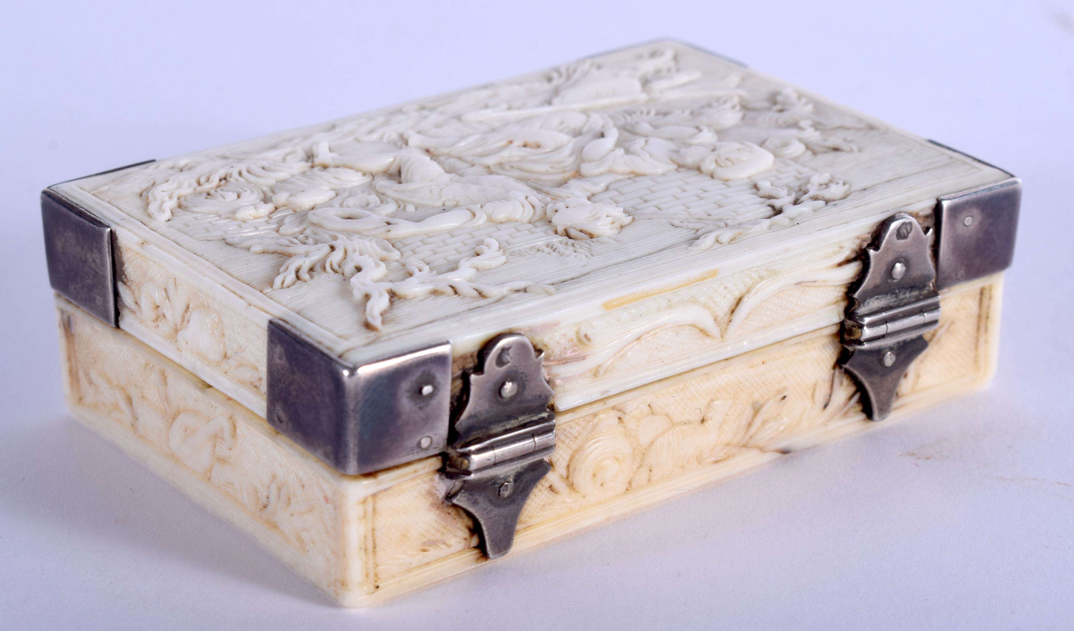 A VERY RARE 18TH/19TH CENTURY DIEPPE CARVED IVORY BOX with highly unusual mirrored internal fitting - Image 2 of 5