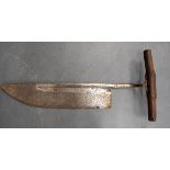 A LARGE ANTIQUE BLADE KNIFE, formed with a thick oak handle. 81 cm long.