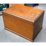 AN OAK VELVET LINED PORCELAIN TEA SET CASE, formed with brass fittings. Box 36 cm x 53 cm.