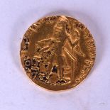 A PERSIAN HIGH CARAT GOLD COIN, weight 8 grams. 1.75 cm wide.