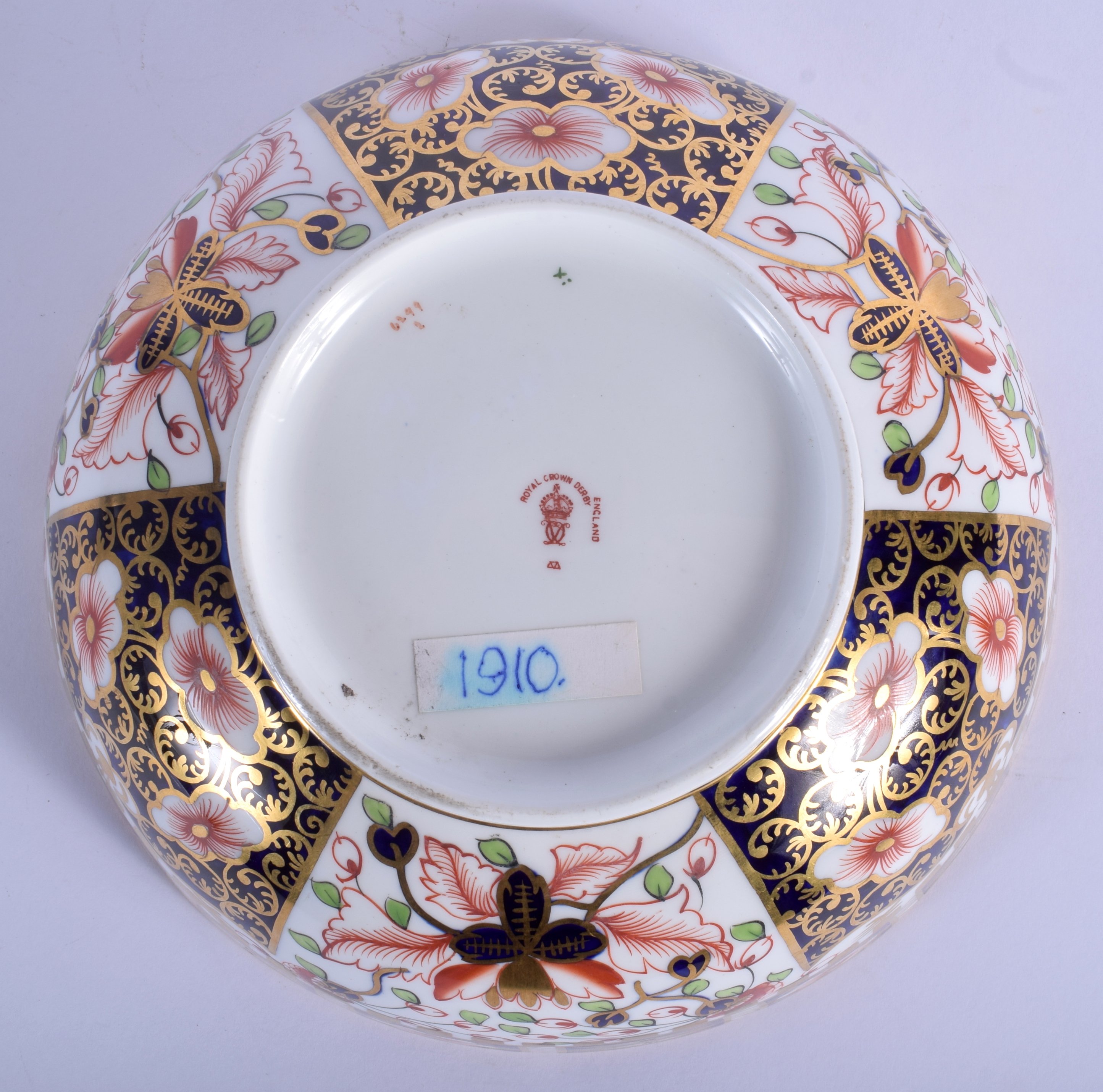 A LARGE ROYAL CROWN DERBY IMARI BOWL. 24 cm x 9 cm. - Image 4 of 4