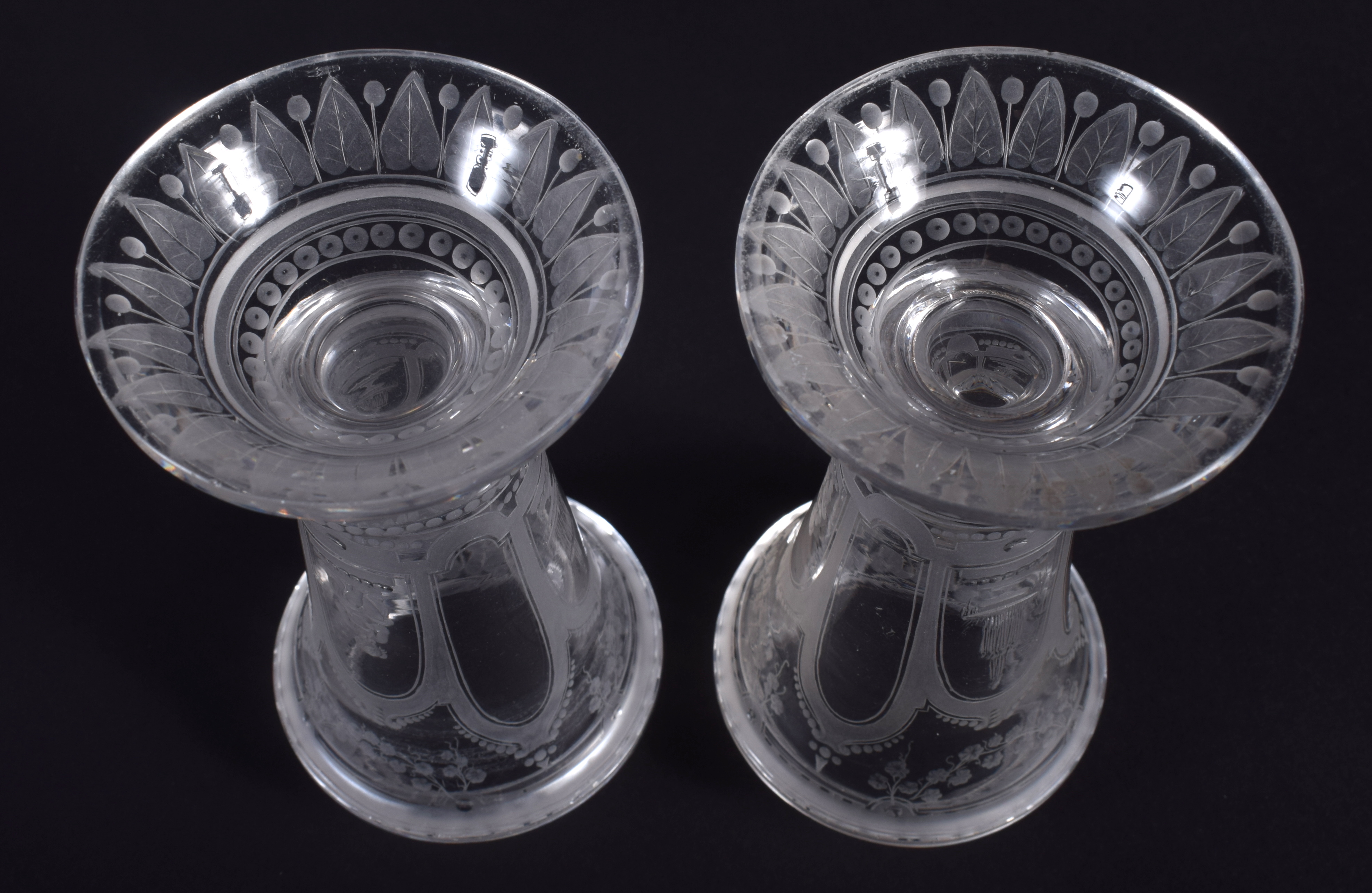 A PAIR OF 19TH CENTURY VENETIAN CLEAR GLASSES etched with figures and buildings. 12.5 cm high. - Image 3 of 3