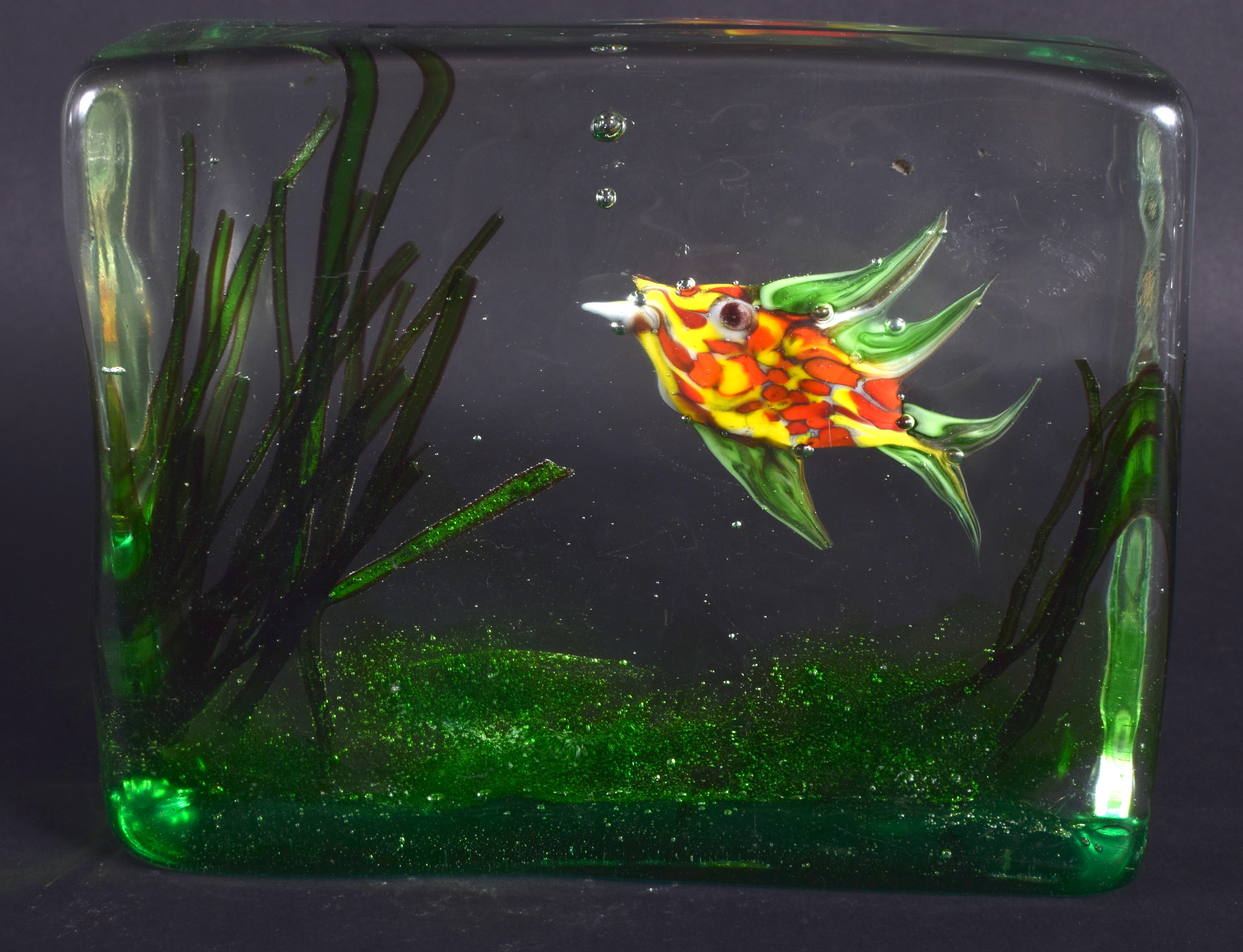 A 1950S MURANO GLASS FISH TANK SCULPTURE. 12 cm x 13 cm.