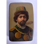 AN EARLY CENTURY RUSSIAN PAINTED LACQUER BOX depicting a military gentleman. 8.5 cm x 13 cm..