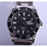 A SEIKO BLACK DIAL STAINLESS STEEL WRISTWATCH. 3.5 cm wide.
