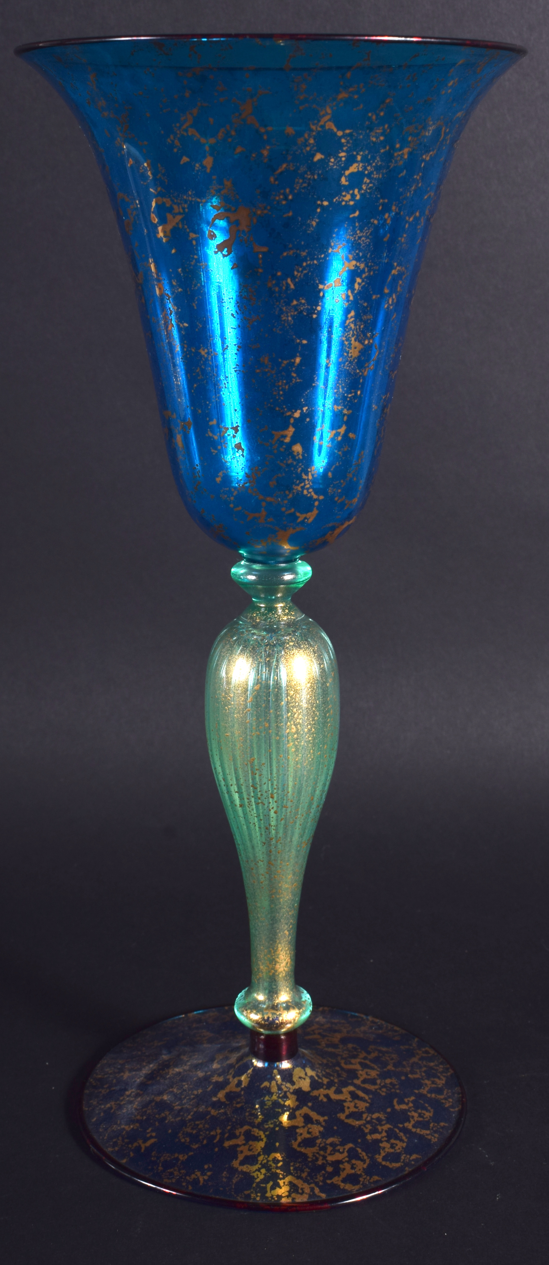 A LARGE VENETIAN GLASS with seaweed gilt splash decoration. 24 cm high.