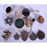 A COLLECTION OF ASSORTED BROOCHES, together with an agate stick pin etc. (qty)