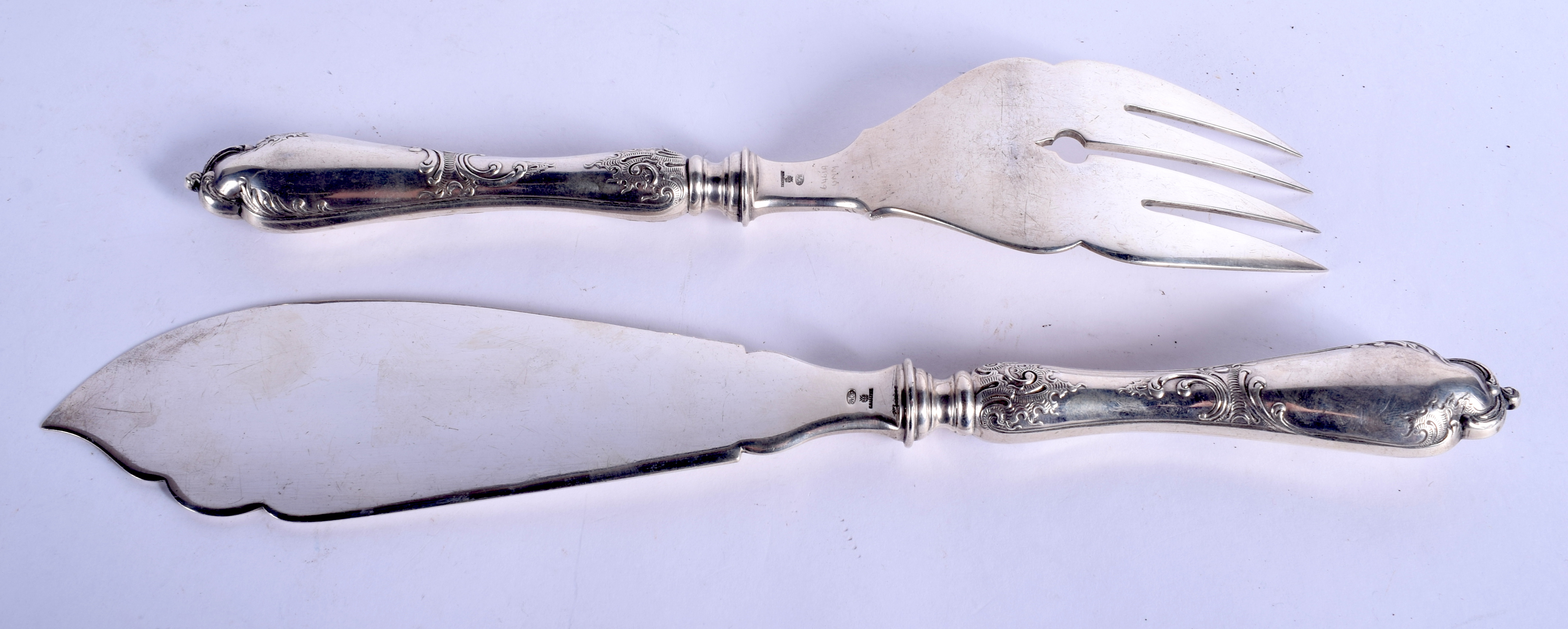 A GOOD PAIR OF ANTIQUE RUSSIAN SILVER FISH SERVING UTENSILS. 12.3 oz. - Image 2 of 3