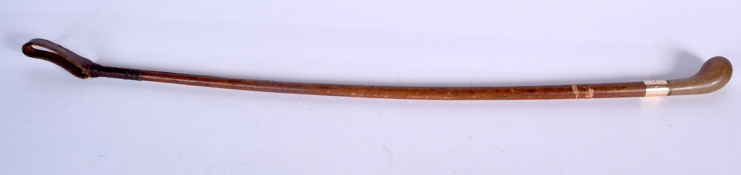 AN EARLY 20TH CENTURY RHINOCEROS HORN HANDLED RIDING CROP, formed with a gold collar. 59 cm long. - Image 2 of 2