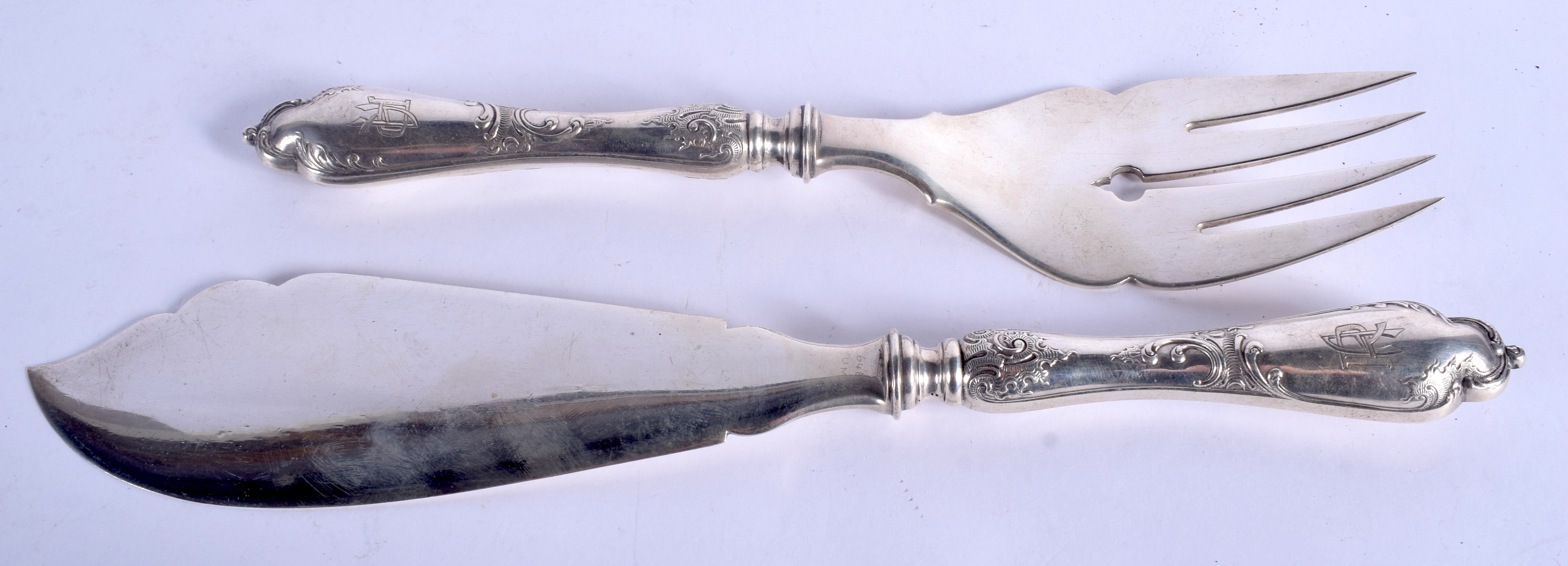 A GOOD PAIR OF ANTIQUE RUSSIAN SILVER FISH SERVING UTENSILS. 12.3 oz.