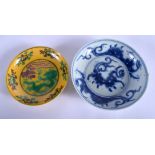 AN 18TH CENTURY CHINESE BLUE AND WHITE DISH Qing, together with a sancai glazed dragon dish. 16 cm