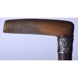 AN EARLY 20TH CENTURY BLOND RHINOCEROS HORN HANDLED WALKING STICK, formed with a silver collar imit