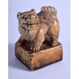 AN 18TH CENTURY JAPANESE EDO PERIOD CARVED IVORY SEAL modelled as a Buddhistic lion. 2.5 cm x 3.75