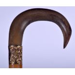 A 19TH CENTURY RHINOCEROS HORN HANDLED WALKING STICK, formed with a gold collar and brass ferrule.