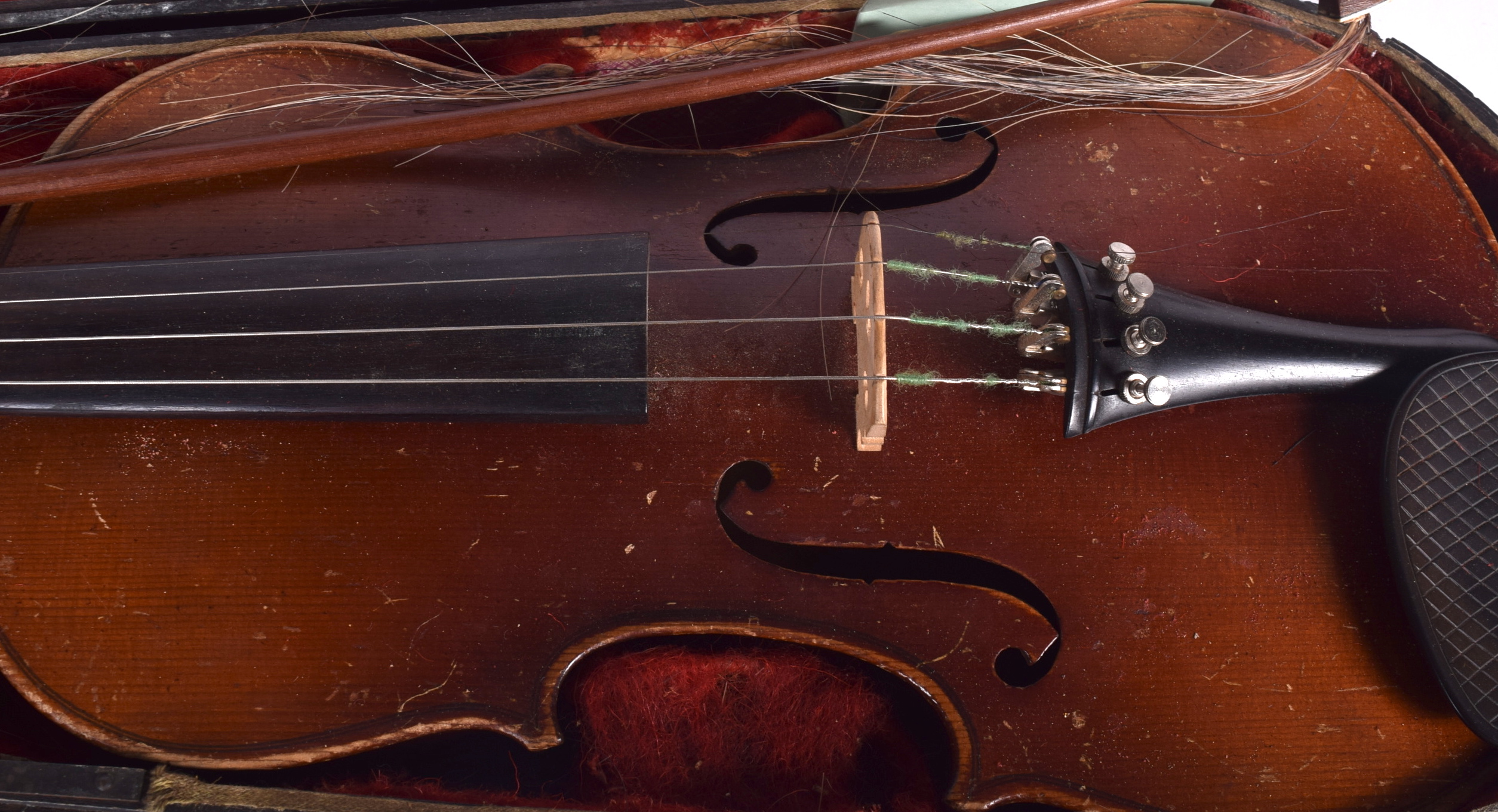 A CASED VIOLIN, together with associated bow. 59 cm long. - Bild 2 aus 4