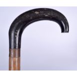 AN EARLY 20TH CENTURY BUFFALO HORN HANDLED WALKING STICK, formed with a brass ferrule. 93.5 cm long