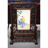 A LARGE 19TH CENTURY CHINESE FAMILLE ROSE HONGMU SCREEN ON STAND Qing, painted with two scholars wi